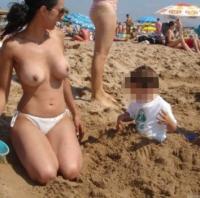 水辺に現れた子連れ女神