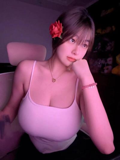 ずっしり重そうな着衣おっぱい画像76枚のサムネイル画像