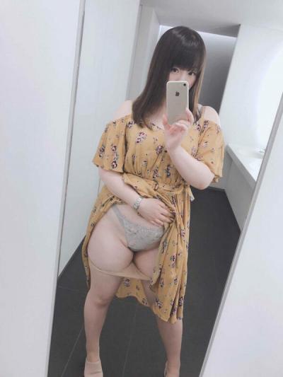 がっしり下半身女のたくし上げは格別ですな【画像44枚】のサムネイル画像