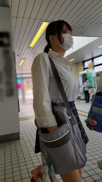 大胸筋がデカいJKまとめ【巨乳JK画像67枚】のサムネイル画像