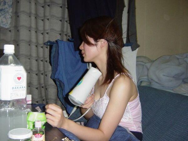 素人奥様エロ画像34枚！日常のふとしたシーンが意外に抜ける！！のサムネイル