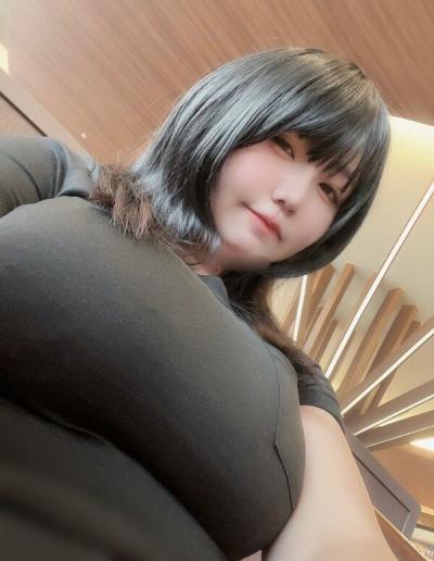 ずっしり重そうな着衣おっぱい画像76枚のサムネイル画像