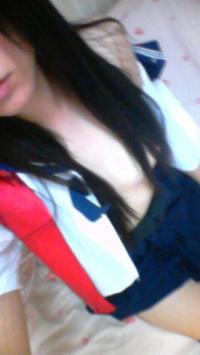 制服の女子校生が鏡の前で何やらエロいことを…