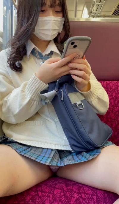 自ら街中でパンチラ露出する変態女神集めてみた【露出パンチラ113枚】のサムネイル画像