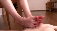 裸足の足コキGIF画像31枚！人肌のぬくもりを感じながらも足蹴にされる快感に悶えるシーンまとめのサムネイル画像