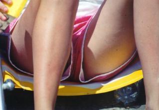 短パンの隙間から見える極エロパンツ！！のサムネイル画像