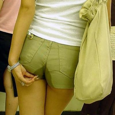 急にやってきた尿意に我慢できずにガチお漏らししてしまった素人娘たちのサムネイル画像