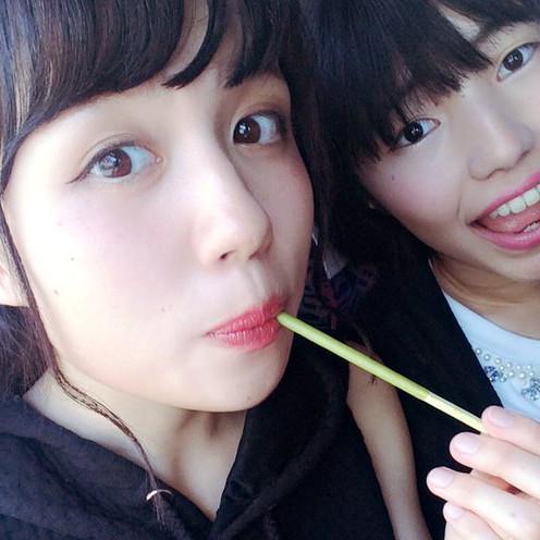 キス顔っぽくポッキーをくわえた女の子たちのエロ画像のサムネイル