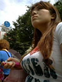 服の上からでも爆乳がにじみ出ちゃってる人妻達ｗｗｗ