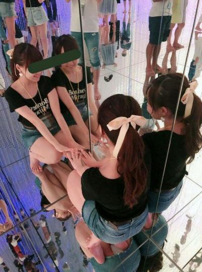 床反射パンチラエロ画像58枚！チームラボの素人反射チラからアイドルのお宝ショットまでまとめのサムネイル画像