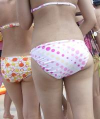 尻の食い込みがエロすぐるビーチの水着ギャル達ｗｗ