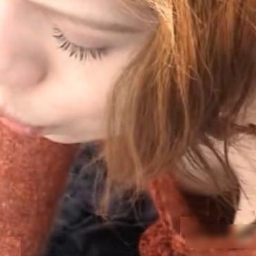 街中の女の子の胸元を遠くから盗撮してみたエロ動画のサムネイル画像