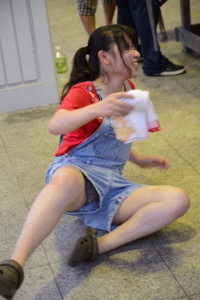 コケた拍子にちらりと見えるハプニングパンチラ画像って意外とエロくね～？のサムネイル画像
