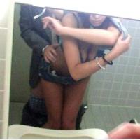 鏡に映る立ちバックで乱れる女