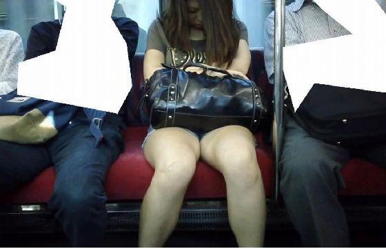 ミニスカと見間違えちゃうホットパンツからのパンチラがエロいと最近話題ｗｗのサムネイル