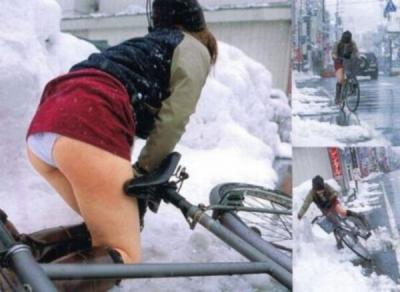 コケた拍子にちらりと見えるハプニングパンチラ画像って意外とエロくね～？のサムネイル画像