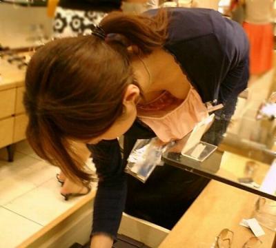 店員エロ画像92枚！仕事中で油断してるパンチラや胸チラ集めてみたのサムネイル画像
