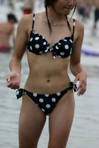 ちょっと食い込み過ぎですよって突っ込みたくなる水着ギャル達ｗｗ