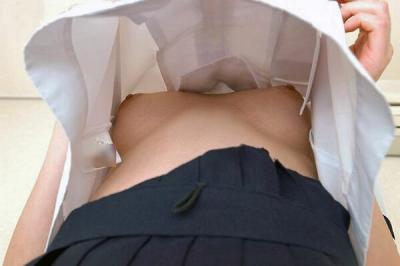 JK下乳エロ画像12枚！セーラー服を着たJKコス素人の胸を下から見上げてみたのサムネイル画像