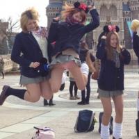 JKが東京ディズニーランドでパンチラしまくってる