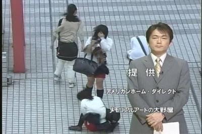 コケた拍子にちらりと見えるハプニングパンチラ画像って意外とエロくね～？のサムネイル画像