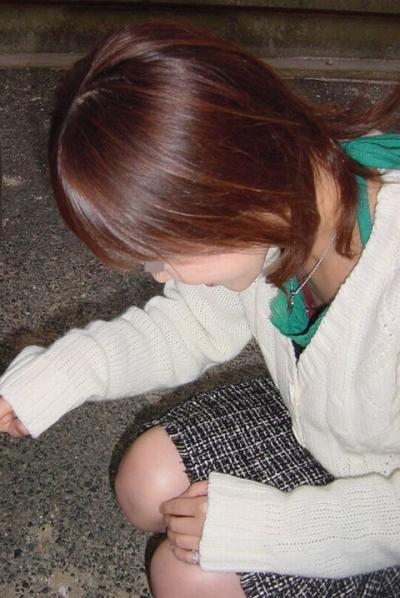 人妻やOLがしゃがんだ時に見える胸チラがやたらエロい！！のサムネイル画像