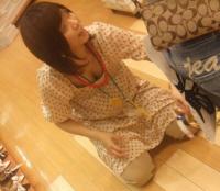 胸チラし過ぎ！開放しすぎて乳首まで見えちゃってるんですけどｗｗｗ