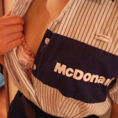 マクドナルドの店員がえっちな格好している画像まとめのサムネイル画像