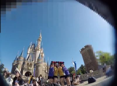 引率教師が夢の国で教え子のパンチラをひたすら隠し撮りして人一倍修学旅行の思い出作りに奮闘してるwwwのサムネイル画像