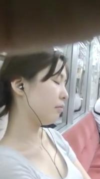 電車内で居眠りしてる色白さんをロックオン！→巨乳じゃないけどしっぽりしちゃう胸チラをこっそり隠し撮りwwwのサムネイル画像