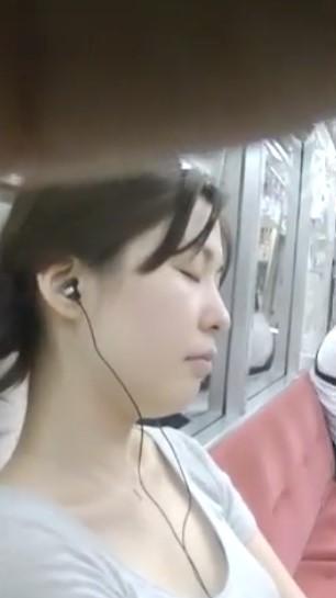 電車内で居眠りしてる色白さんをロックオン！→巨乳じゃないけどしっぽりしちゃう胸チラをこっそり隠し撮りwwwのサムネイル