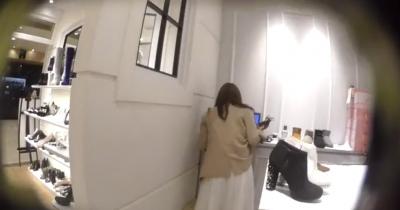 ロングスカート穿いてる笑顔が可愛い店員さん→下半身ゆるゆるだから黄色いサテンパンツを容易に隠し撮りされちゃうwwwのサムネイル画像