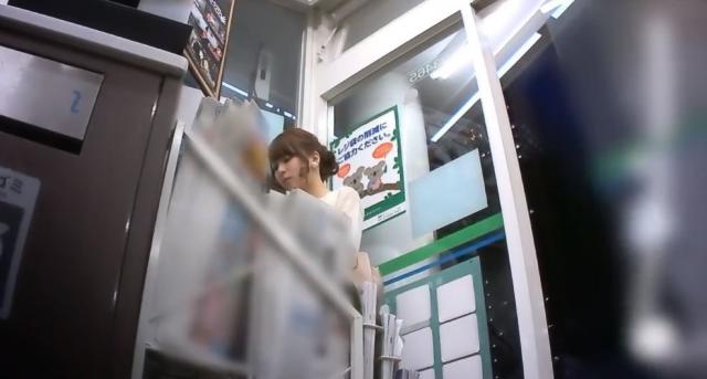 ご近所のモデル系美少女JDをストーキングして無防備な箱入りパンツの盗撮に成功してる画像のサムネイル