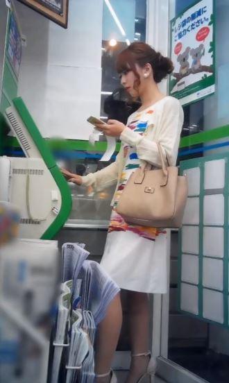 ご近所のモデル系美少女JDをストーキングして無防備な箱入りパンツの盗撮に成功してる画像のサムネイル画像