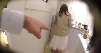 ロングスカート穿いてる笑顔が可愛い店員さん→下半身ゆるゆるだから黄色いサテンパンツを容易に隠し撮りされちゃうwwwのサムネイル画像