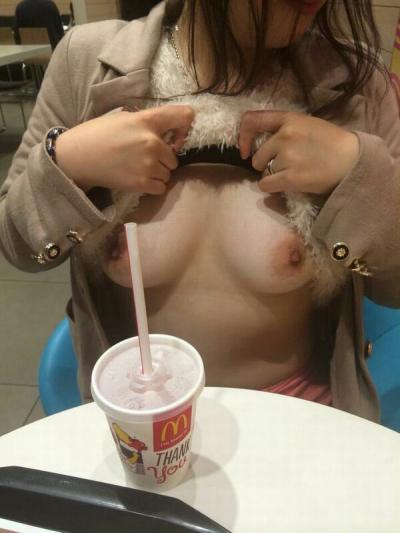 店内露出エロ画像146枚！コンビニやレストラン・スーパーでおっぱいチャレンジや裸をさらけ出す変態素人集めてみたのサムネイル画像