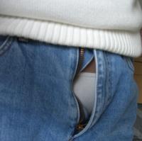 チャックを閉め忘れたお馬鹿な女たちのパンチラ画像