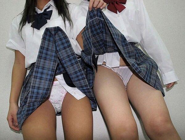 たくし上げエロ画像106枚!スカートを自らたくし上げる女の子がエッチすぎる。のサムネイル