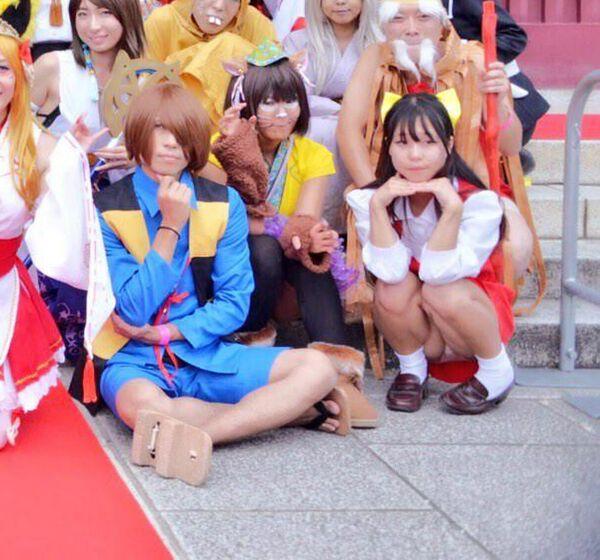 集合写真パンチラエロ画像168枚！凝視すると意外と見つかる記念写真でしゃがみパンチラしてる女子まとめのサムネイル
