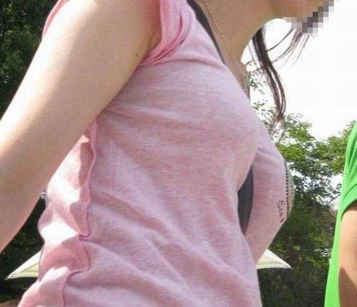 無意識におっぱいをアピールしてくる女たち　※ななめ掛け編のサムネイル