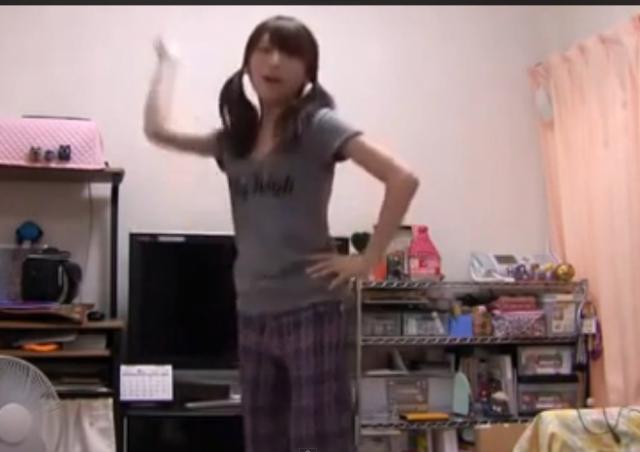 【チラ見え動画】ツインテ素人が踊ってる最中に胸がガッツリ見えちゃうｗｗのサムネイル