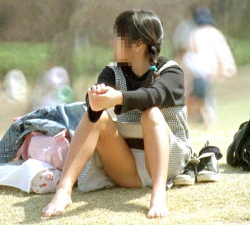 【しゃがみパンチラ】体育座りからの盛りまんこにおっふしちゃうエロ画像のサムネイル