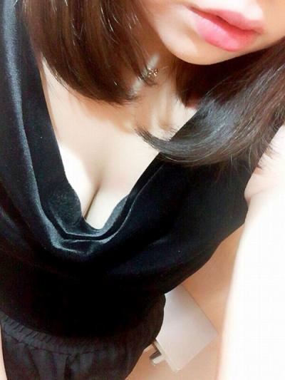 素人微エロ画像45枚！日常の仕草や見えそうで見えないパンチラ・胸チラ毎日更新のサムネイル画像