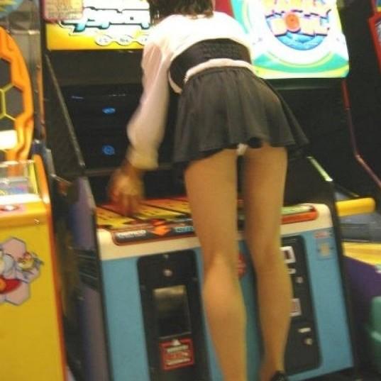 ゲーセンで夢中になりすぎてチラチラさせる女たち　※パンチラ編のサムネイル