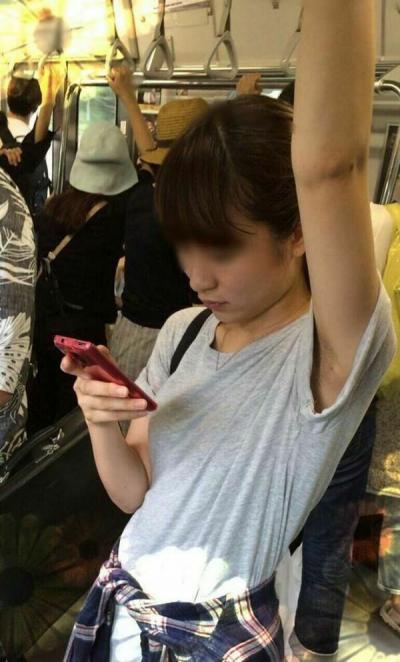 ワキちらエロ画像109枚！電車や街中で生わきマンコを平気で晒す素人を隠し撮りｗｗｗのサムネイル画像