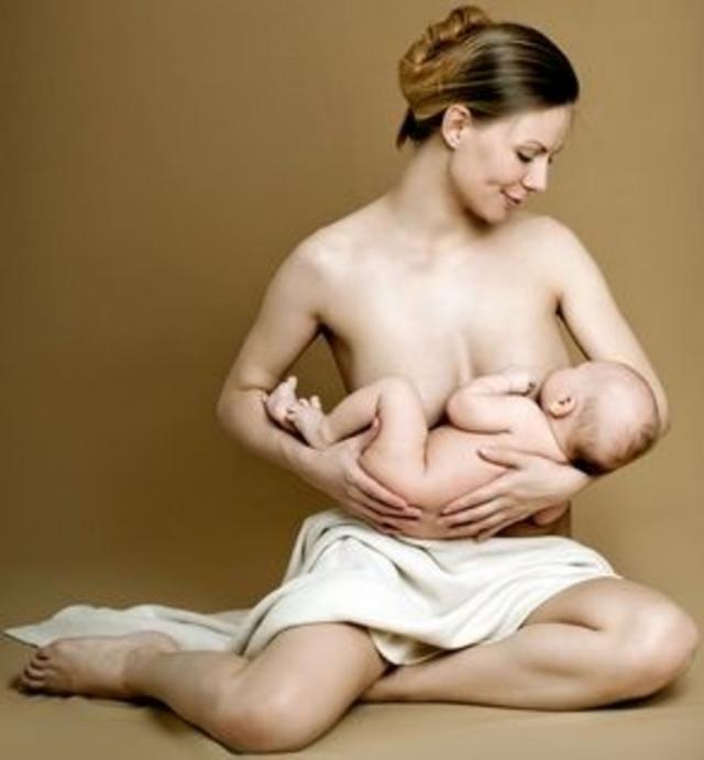 母強し。外でも平然と授乳を行う若妻たちのサムネイル