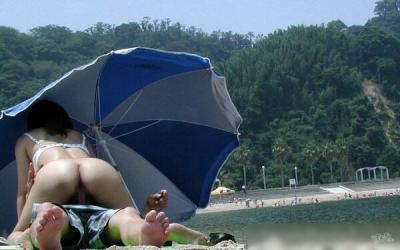 青姦盗撮エロ画像70枚！見られてるとも知らずに野外でセックスしてる素人カップル隠し撮り！のサムネイル画像