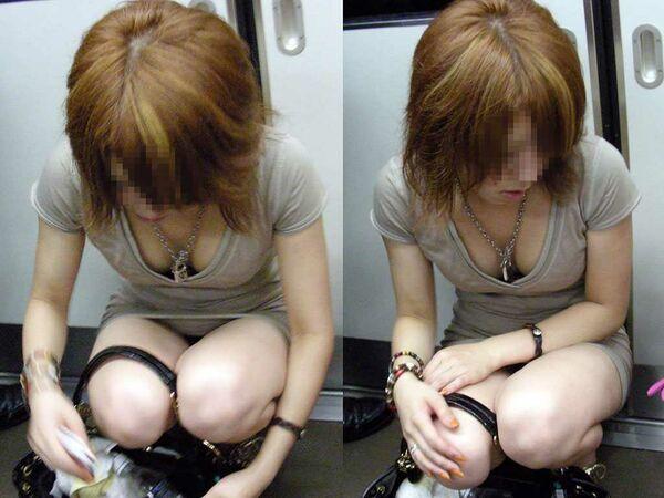 素人セクシーエロ画像34枚！電車内で見つけた胸元やお股がエロい女性を隠し撮りのサムネイル