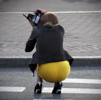 タイト過ぎるスカートに浮かび上がるパン線エロ過ぎるｗｗｗのサムネイル画像