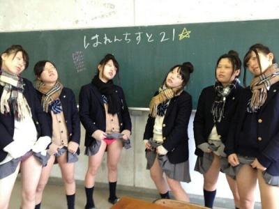 JK日常エロ画像96連発！教室や街中で悪ふざけしている姿などリアルJKを隠し撮りのサムネイル画像